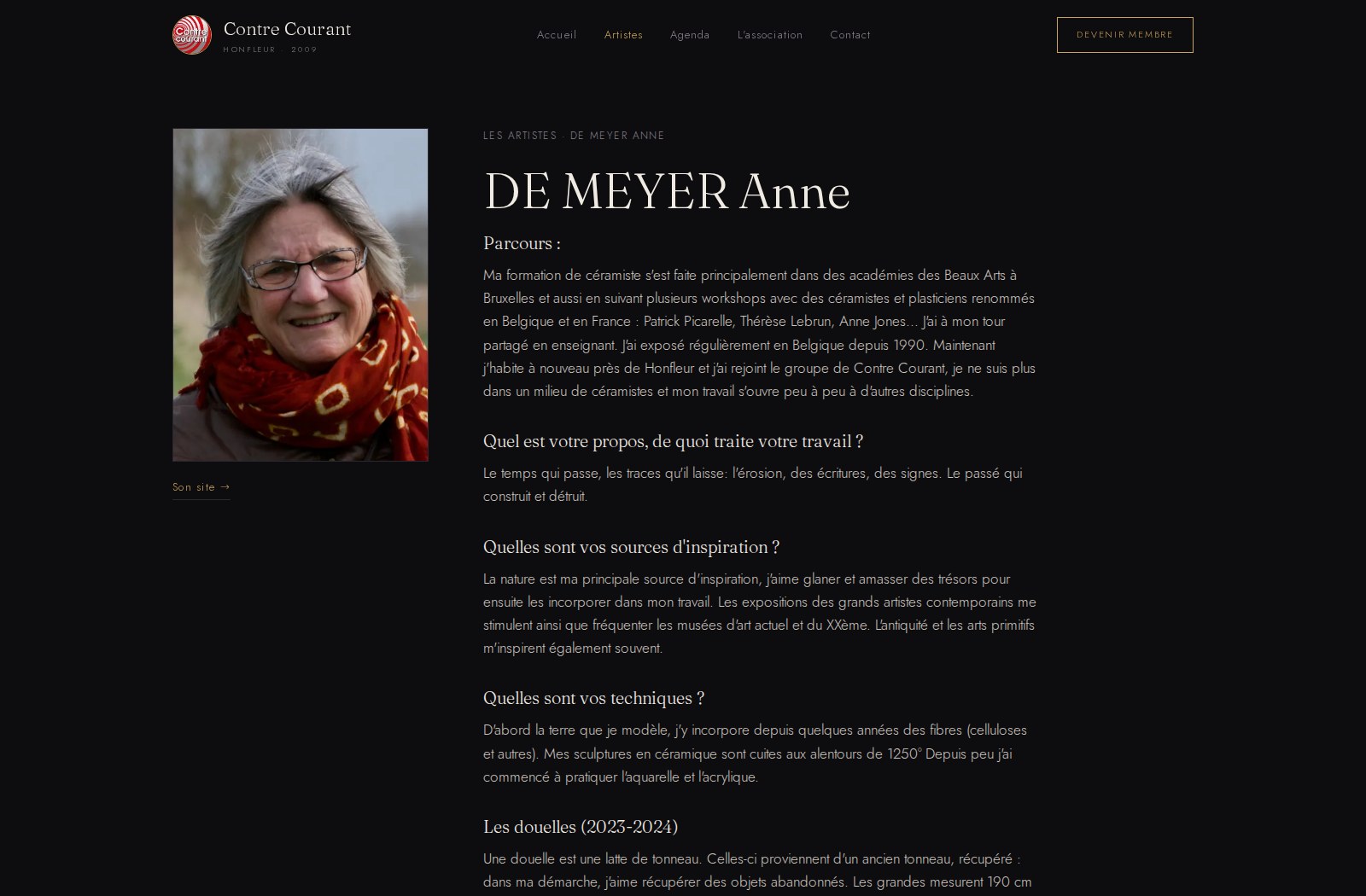 Page d'artiste sur contre-courant.org : à gauche le portrait de l'artiste et un lien vers son site, à droite son parcours, son propos, ses sources d'inspiration et ses techniques.